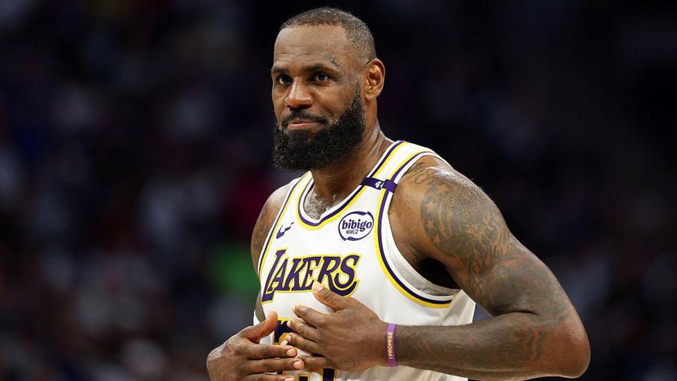 غیبت لبرون جیمز در ابتدای فصل جدید NBA به دلیل سیاتیک